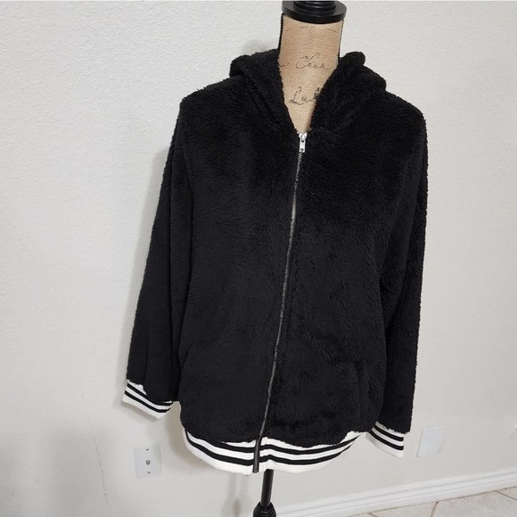 TORRID FAUX FUR BOMBER JACKET plus size 2‎ 2X new!! - Picture 1 of 6